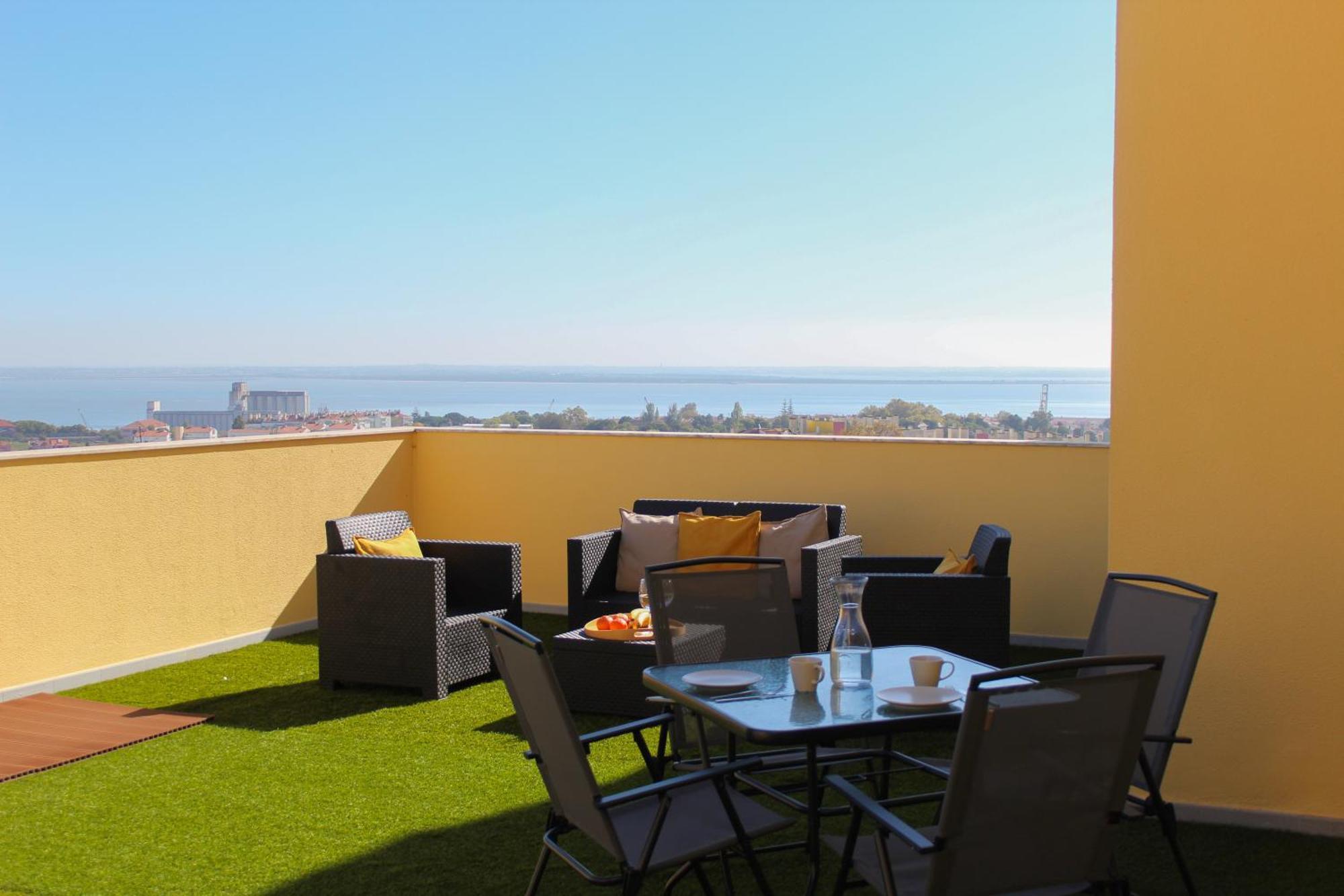One Bedroom Apartment With Stunning River Views And Private Rooftop! Lisbon Exterior photo